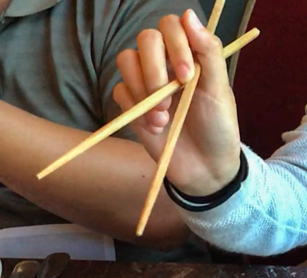 Chopsticks Marcosticks_User 12 mirrored-Scissorhand Grip-Compression-1-Open posture-side view-IMG_3436_mirrored_FRD