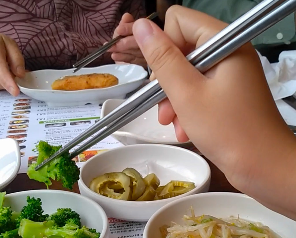 Chopsticks Marcosticks - User 12 mirrored-Scissorhand Grip-Picking up Broccoli-3-Lifting-VID_20190813_135839739_mirrored_FRD