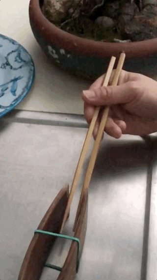 Marcosticks - chopsticks - User16 - Turncoat Grip - seq7 - opening salad tongs w mild force from side - slowmo - IMG_7484 320x570 10fps