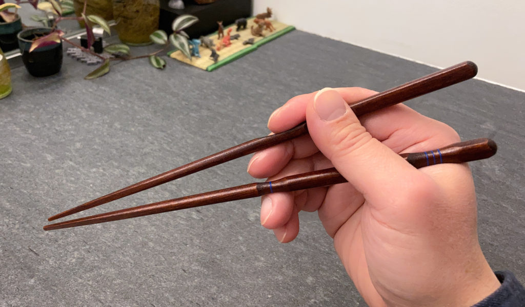 Finger placement chopsticks - Ishida 3-point-support chopsticks - standard grip closed posture