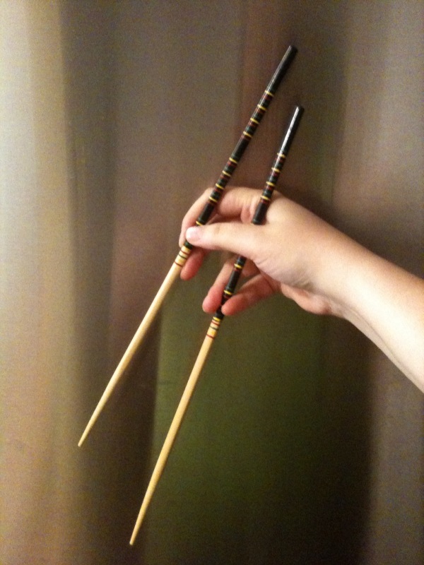Wikimedia Commons: Chopsticks for cooking, by OttawaAC, showing the Equal Opportunity grip